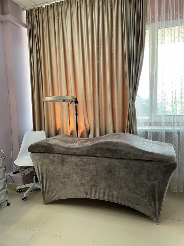 Удобная кушетка для ламинирования ресниц и бровей Fobstudio. ВНИИССОК